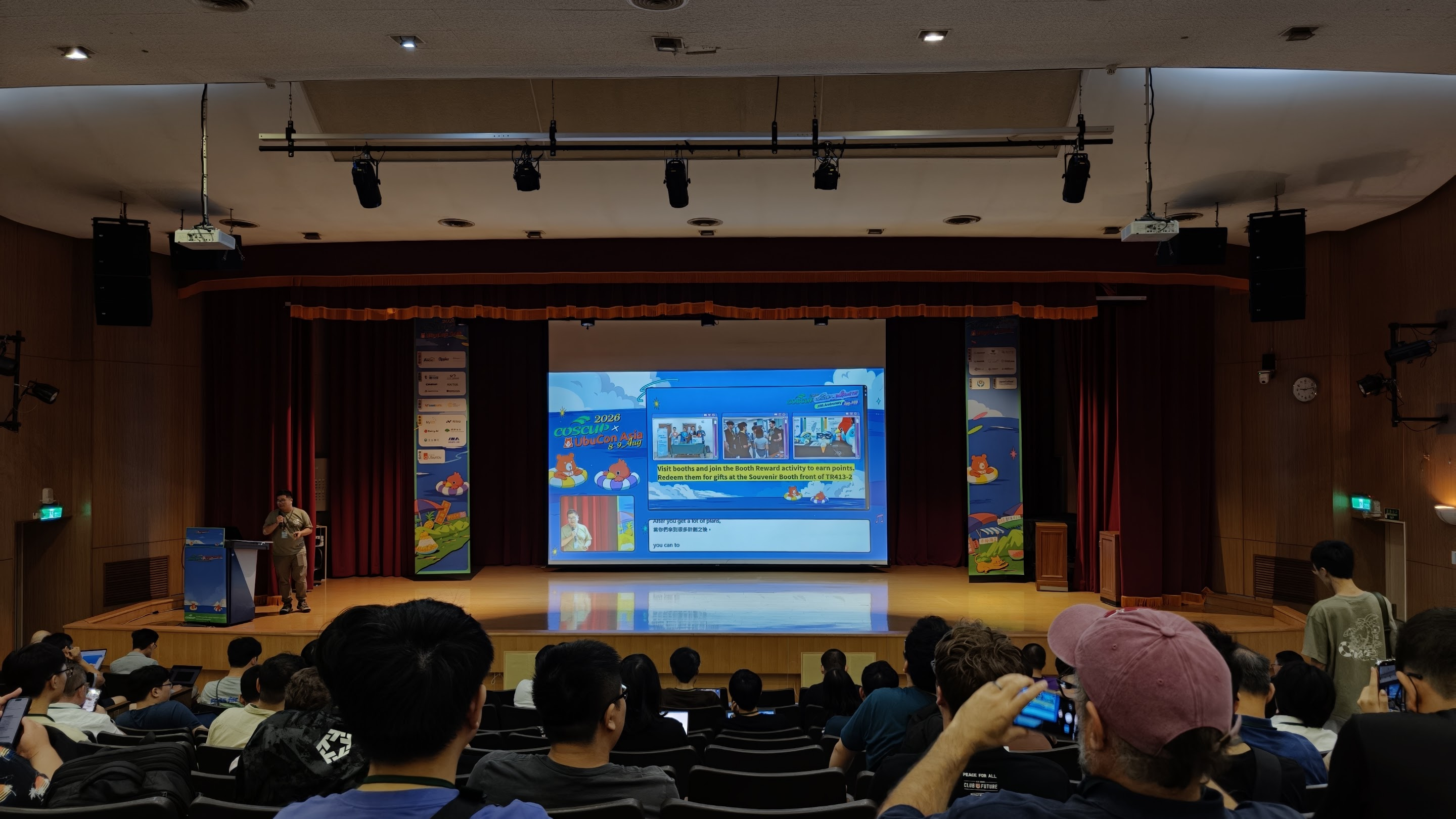 Wide shot of the UbuCon Asia stage and audience during the Q&A